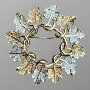 VINTAGE SARAH COVENTRY LEAF WREATH BROOCH
